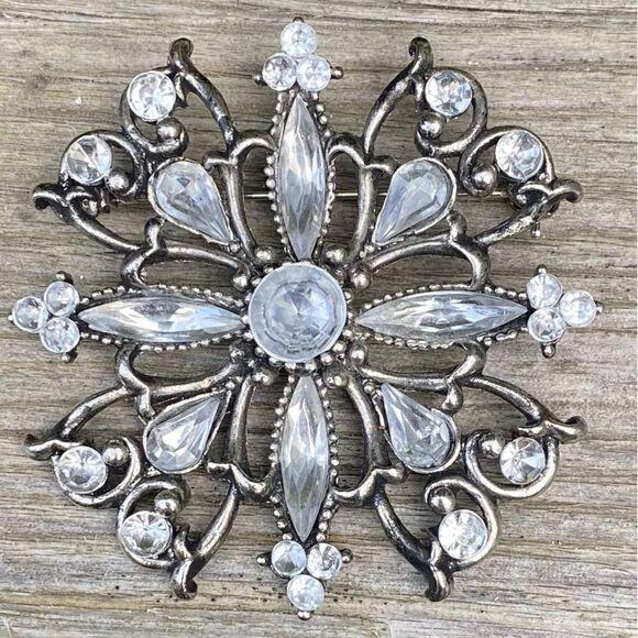 šBUNDLEāOFā2āSILVER/BLACK/PEARL/RHINDSTONEāVINTAGEĀ INSPIREDāPINS/BROOCHES. - Picture 7 of 7